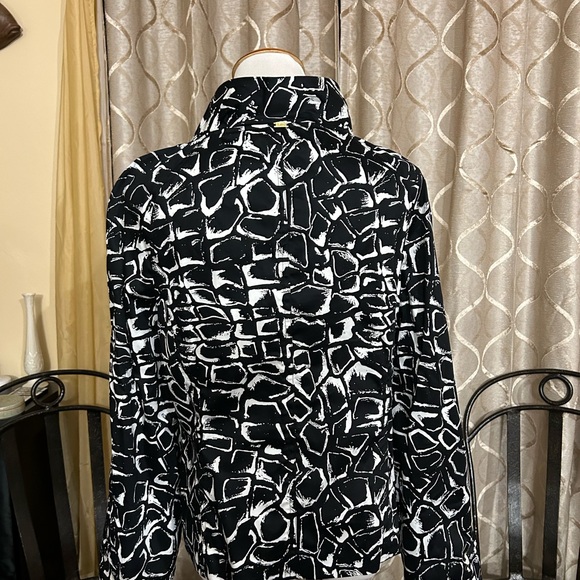St. John Black and White Abstract Blouse - Picture 2 of 14